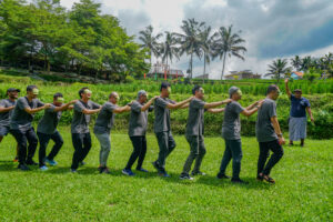 Read more about the article Bagaimana Team Building Meningkatkan Kemampuan Komunikasi Tim?