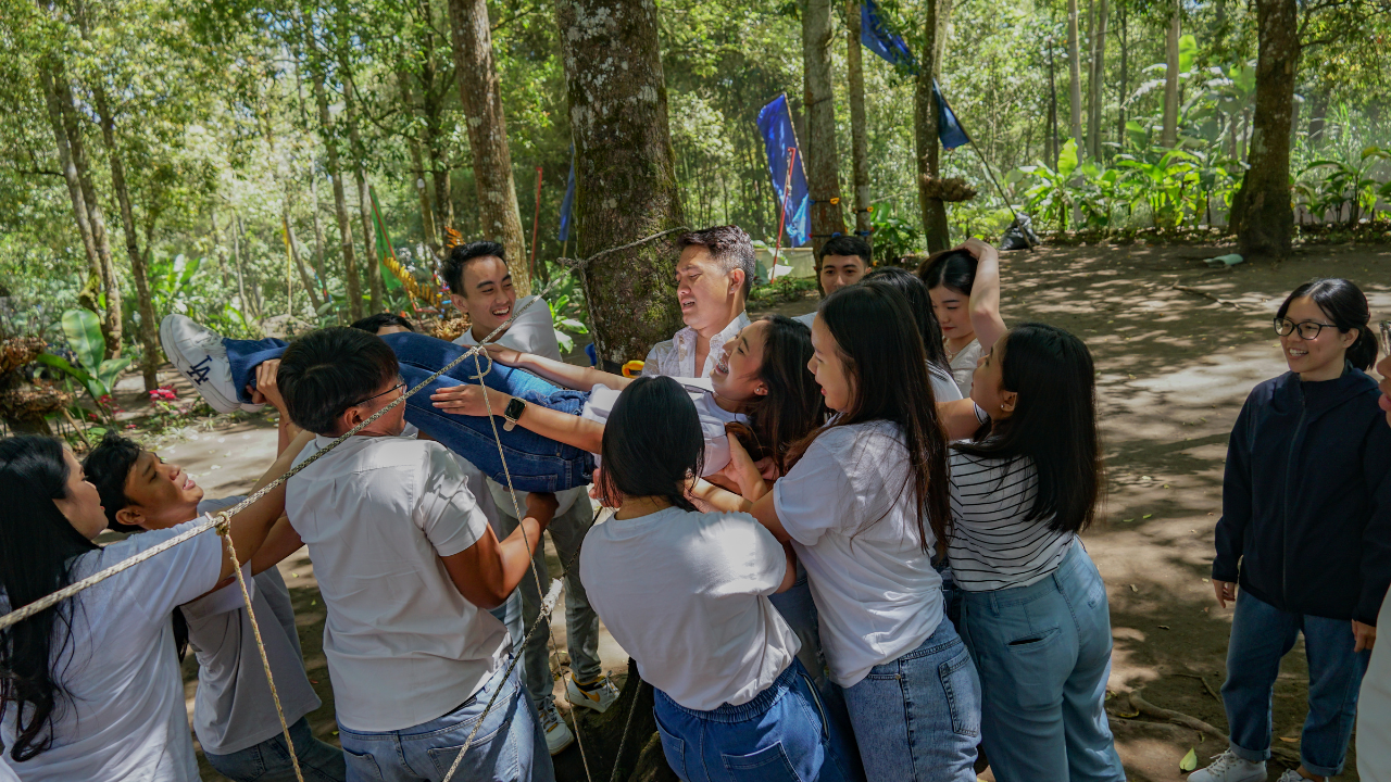 Read more about the article Mengelola dan Memecahkan Konflik Antar Karyawan: Kunci Harmoni di Tempat Kerja